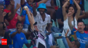 Watch: Fan pockets huge sum with one-handed catch in SA20 | Cricket News Watch: Fan pockets huge sum with one-handed catch in SA20 | Cricket News